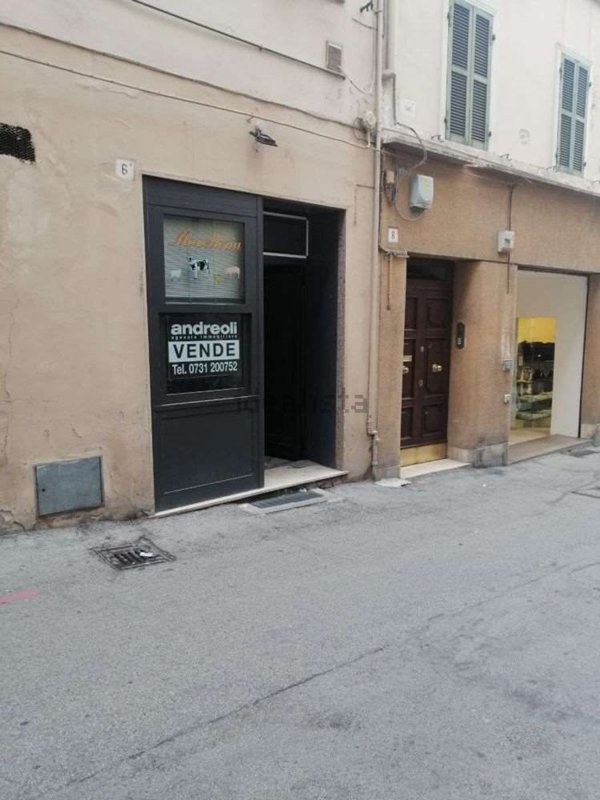 locale commerciale in vendita a Jesi