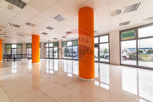 locale commerciale in vendita a Jesi