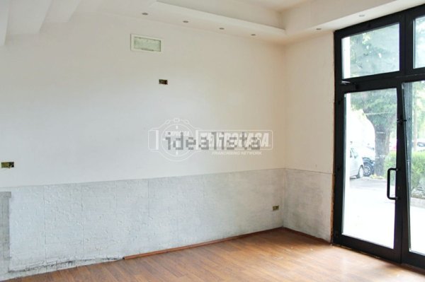 locale commerciale in vendita a Jesi