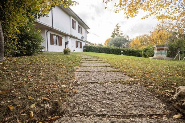 casa indipendente in vendita a Jesi