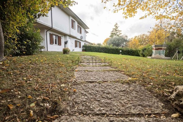 casa indipendente in vendita a Jesi