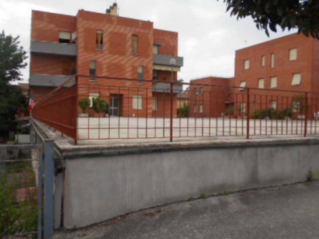 locale commerciale in vendita a Jesi