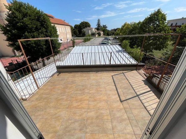 casa indipendente in vendita a Jesi