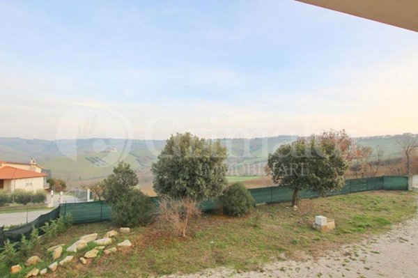 casa indipendente in vendita a Jesi in zona Mazzangrugno