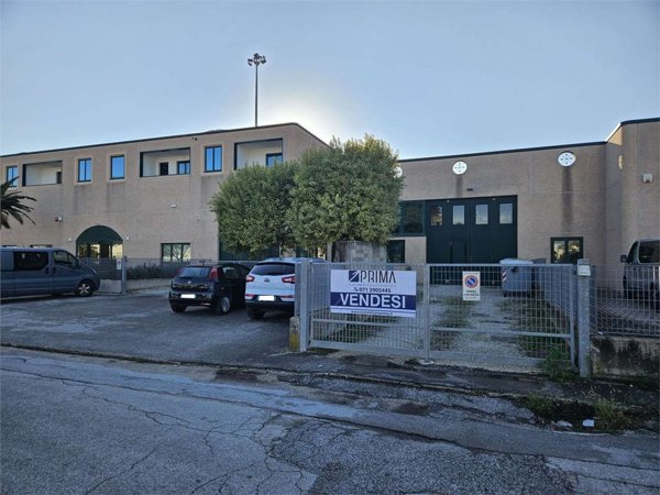 capannone in vendita a Jesi