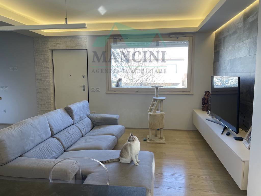 casa indipendente in vendita a Jesi