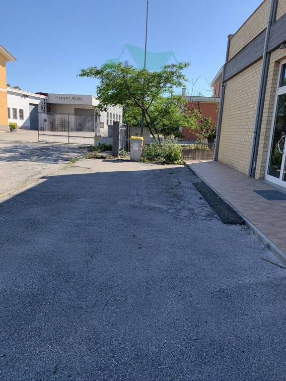 negozio in vendita a Jesi