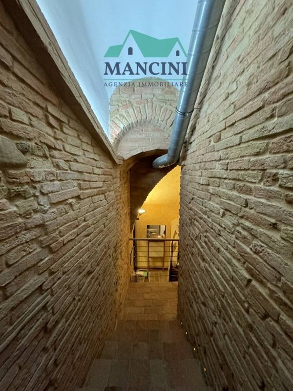 locale commerciale in vendita a Jesi