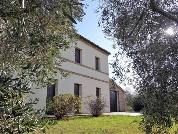 casa indipendente in vendita a Jesi in zona Mazzangrugno