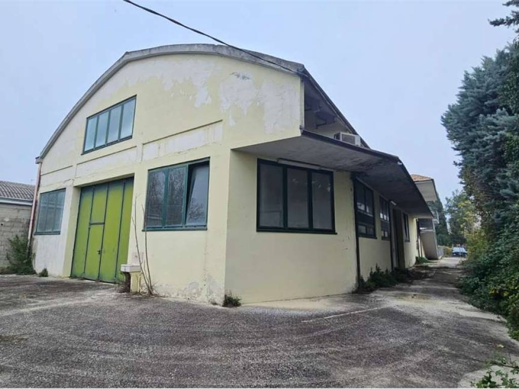 capannone in vendita a Jesi