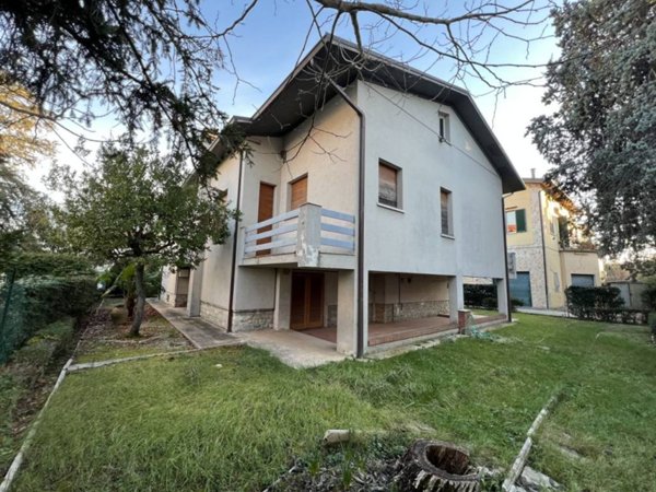 casa indipendente in vendita a Jesi