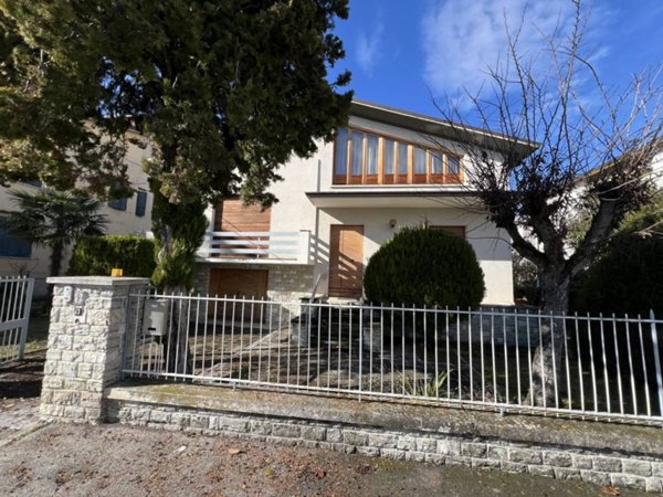 casa indipendente in vendita a Jesi