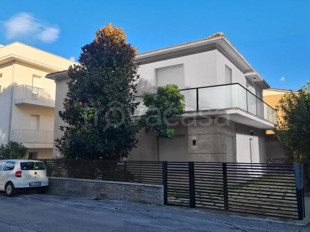 casa indipendente in vendita a Jesi