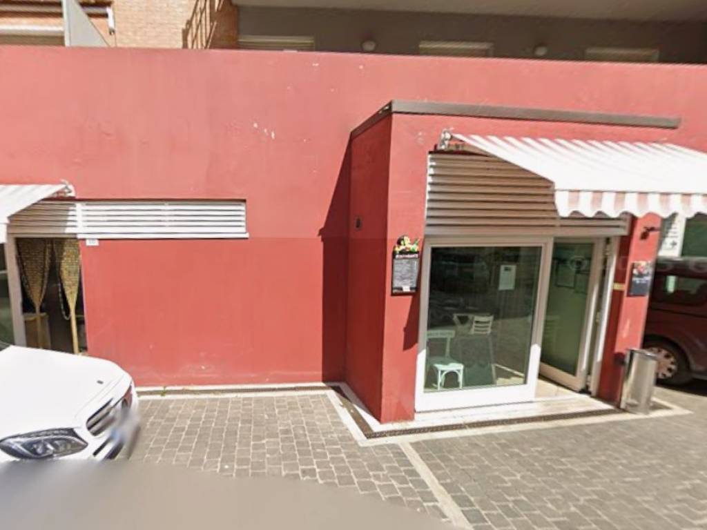 locale commerciale in vendita a Jesi