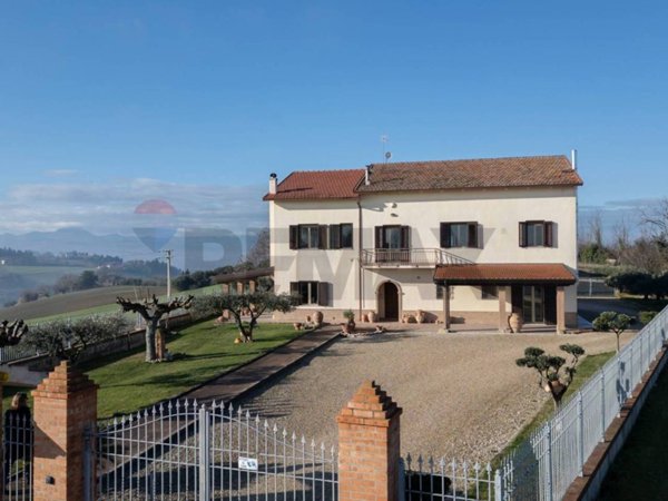 casa indipendente in vendita a Jesi in zona Mazzangrugno