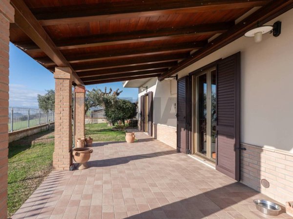 casa indipendente in vendita a Jesi in zona Mazzangrugno
