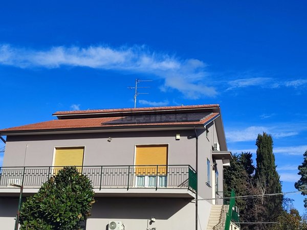 casa indipendente in vendita a Jesi