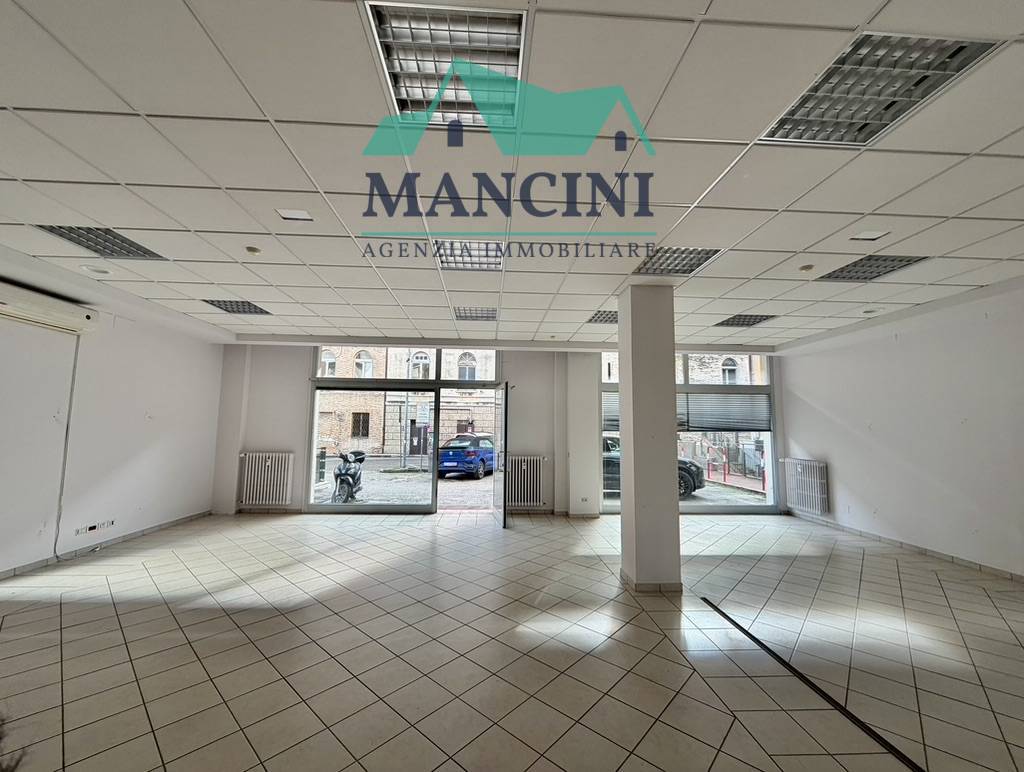 locale commerciale in vendita a Jesi