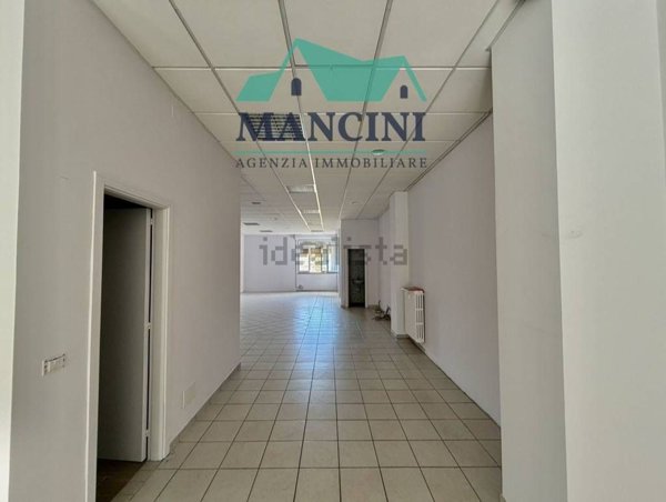 locale commerciale in vendita a Jesi