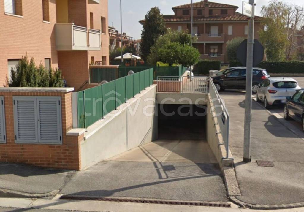 locale commerciale in vendita a Jesi