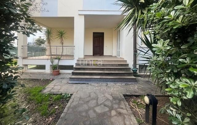 casa indipendente in vendita a Jesi