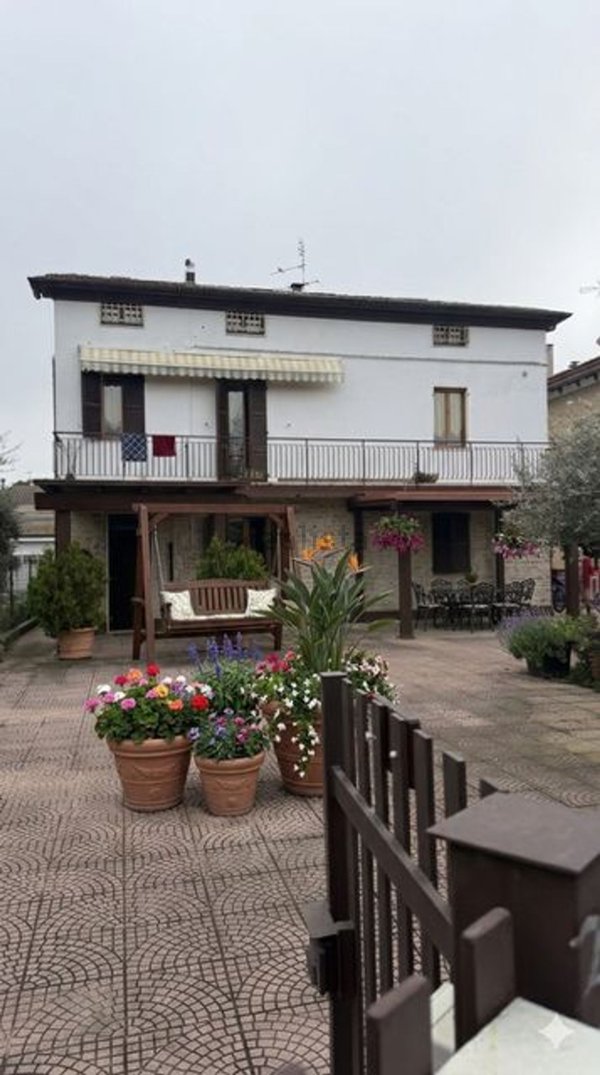 casa indipendente in vendita a Jesi