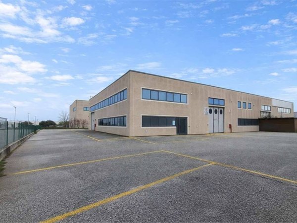 locale commerciale in vendita a Jesi