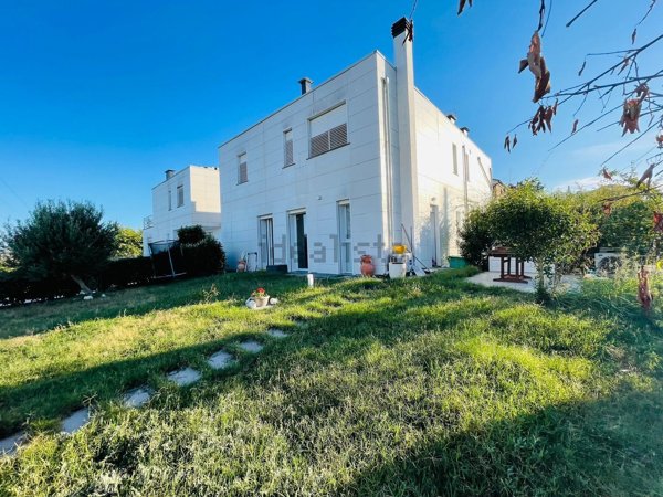 casa indipendente in vendita a Jesi