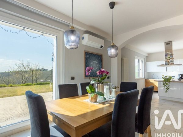 casa indipendente in vendita a Jesi