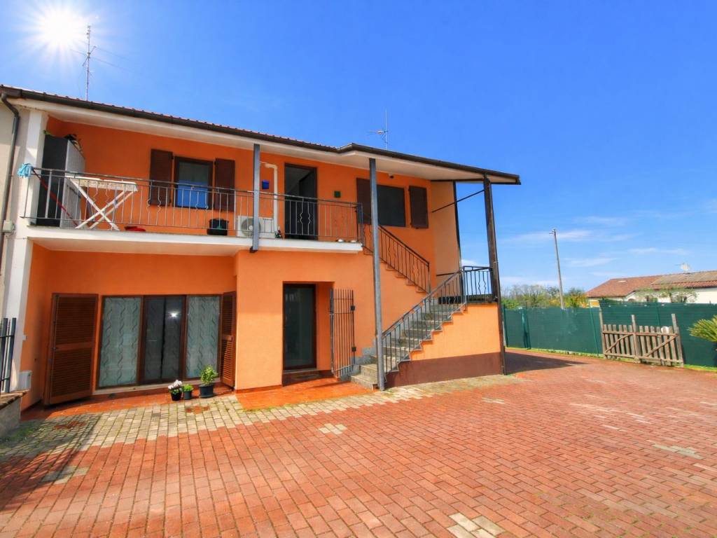 casa indipendente in vendita a Jesi in zona Mazzangrugno