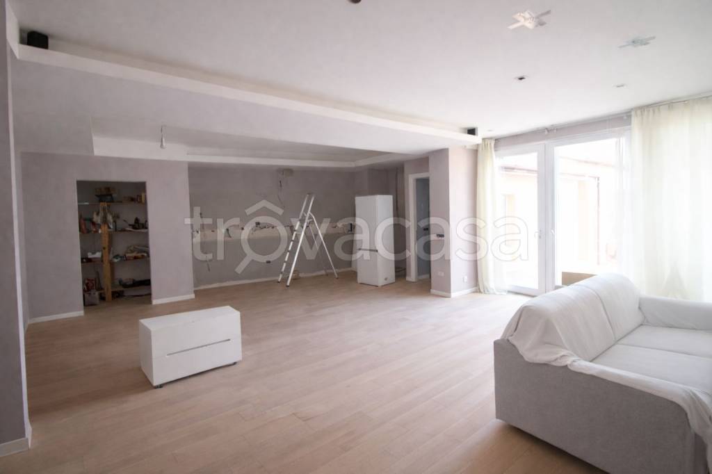 casa indipendente in vendita a Jesi