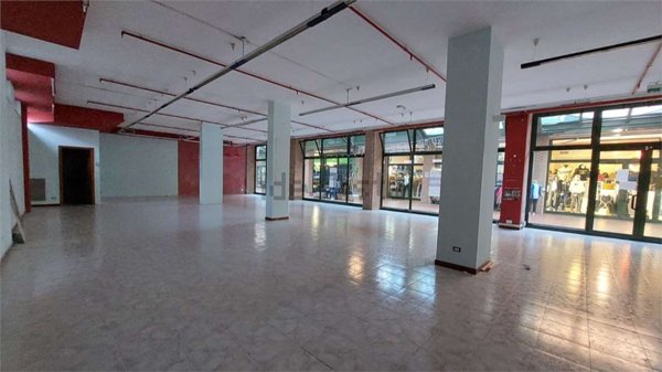 locale commerciale in vendita a Jesi