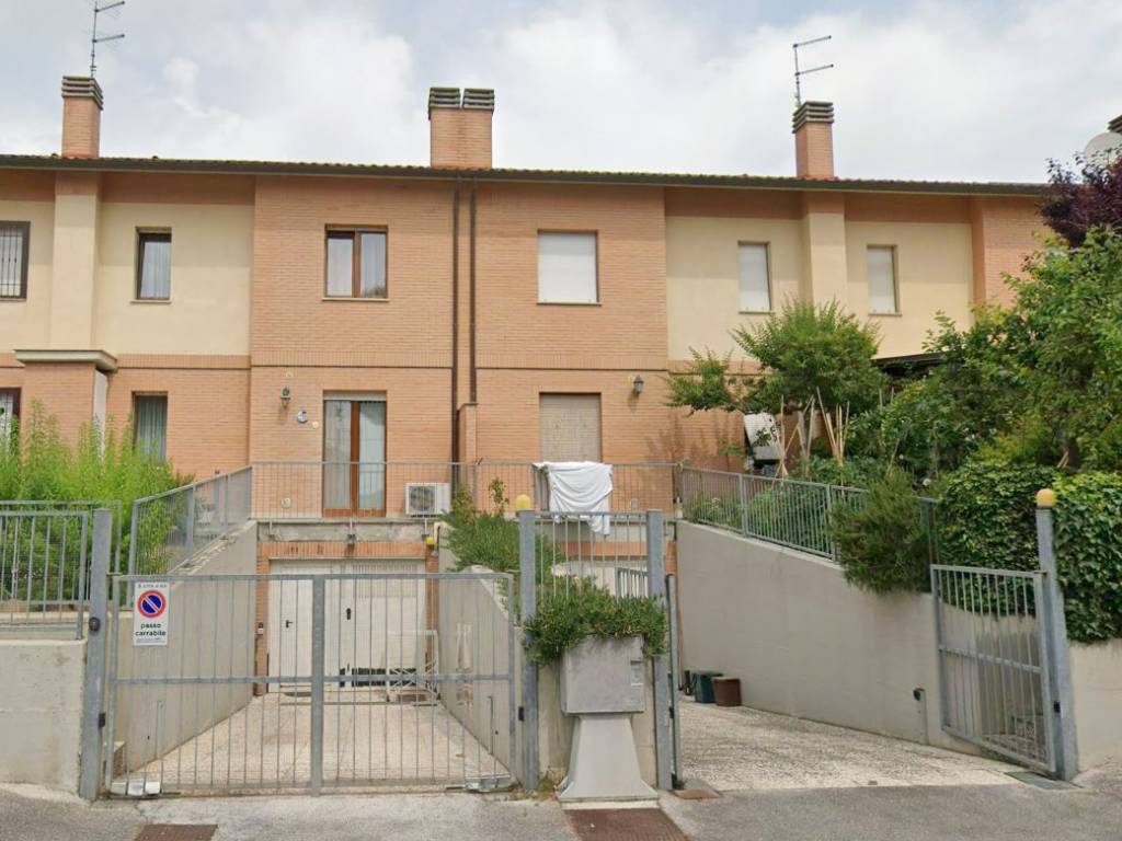 casa indipendente in vendita a Jesi