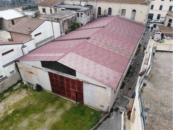 locale commerciale in vendita a Jesi