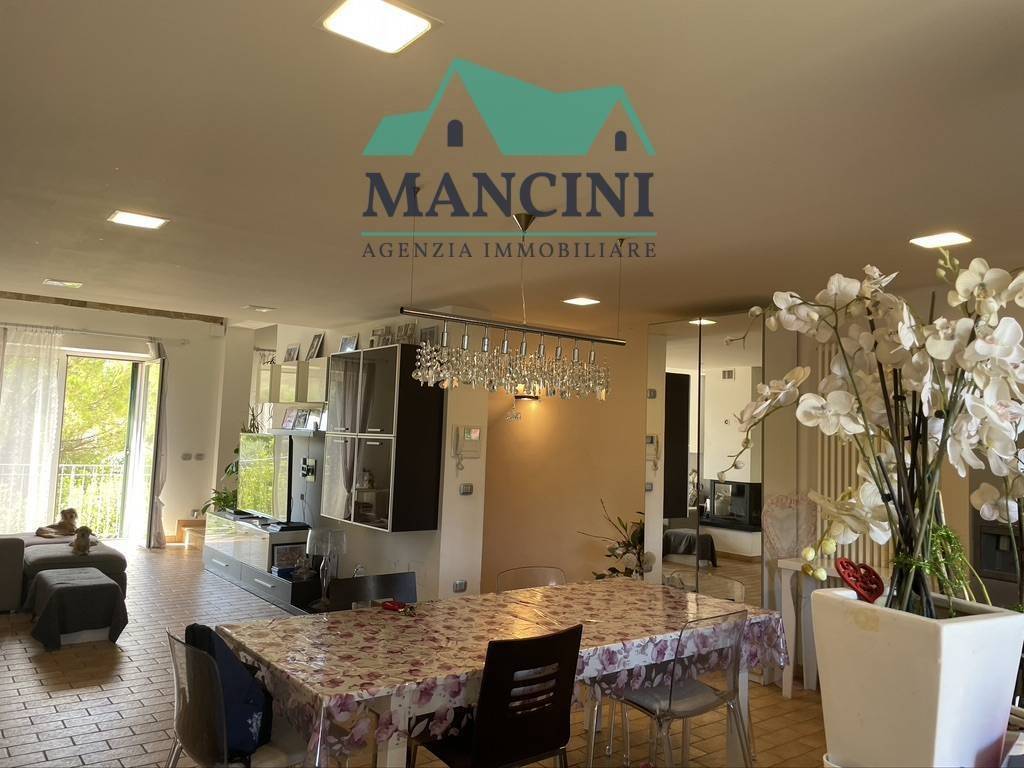 casa indipendente in vendita a Jesi in zona Mazzangrugno