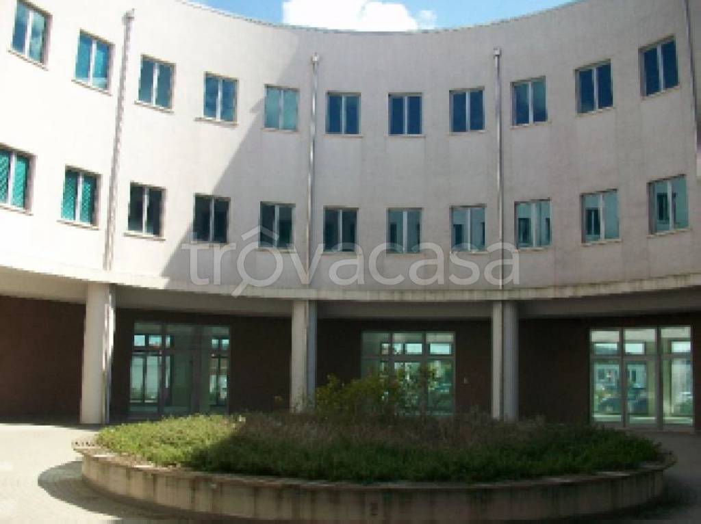 locale commerciale in vendita a Jesi