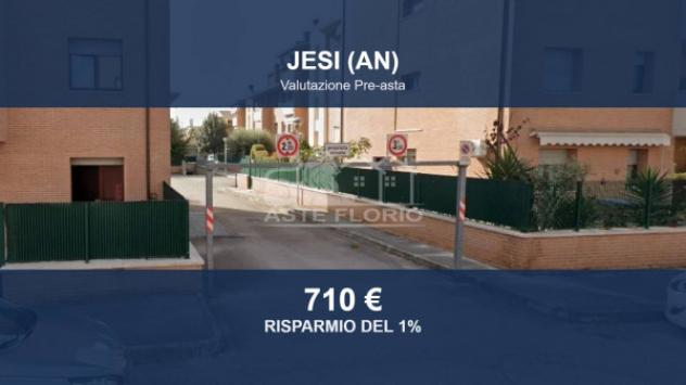 locale commerciale in vendita a Jesi