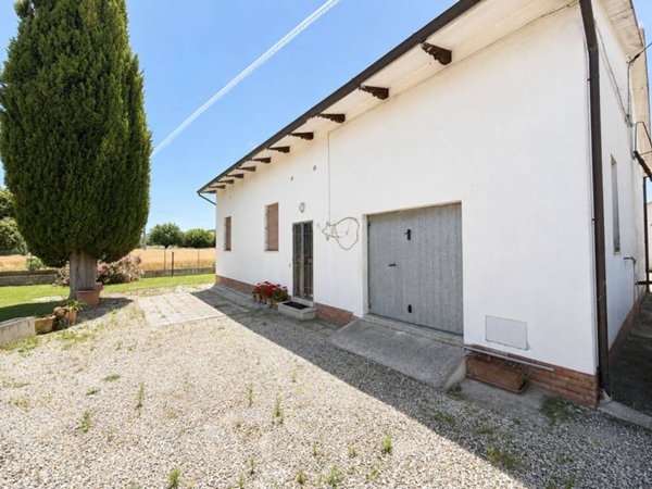 casa indipendente in vendita a Jesi in zona Mazzangrugno