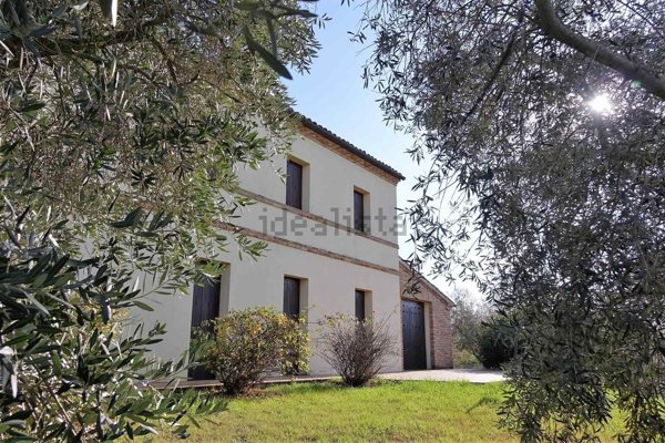 casa indipendente in vendita a Jesi in zona Mazzangrugno