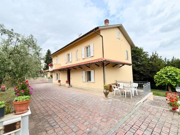 casa indipendente in vendita a Jesi