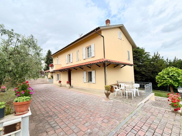casa indipendente in vendita a Jesi