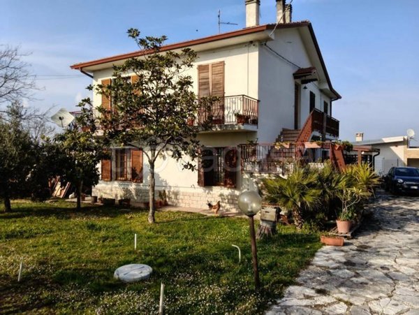 casa indipendente in vendita a Jesi