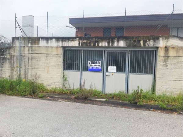 locale commerciale in vendita a Jesi