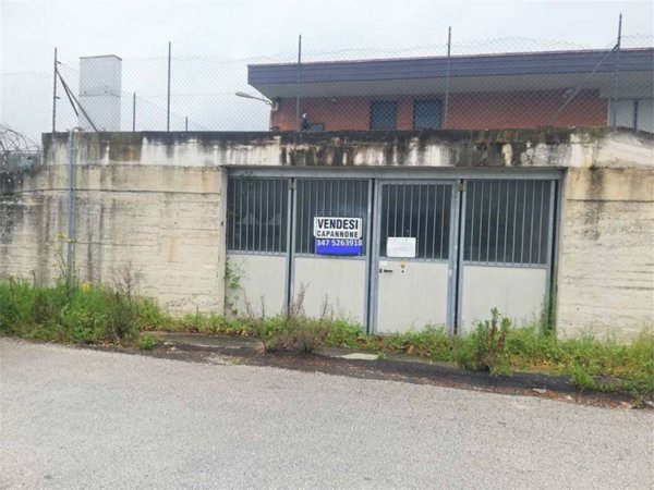 locale commerciale in vendita a Jesi
