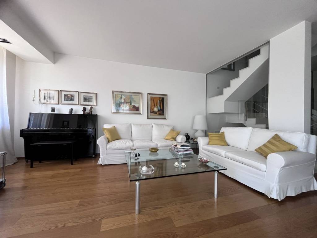 casa indipendente in vendita a Jesi