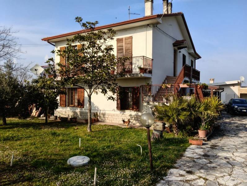 casa indipendente in vendita a Jesi