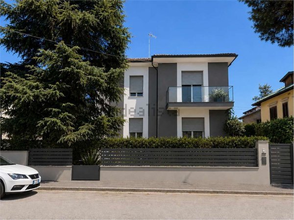 casa indipendente in vendita a Jesi