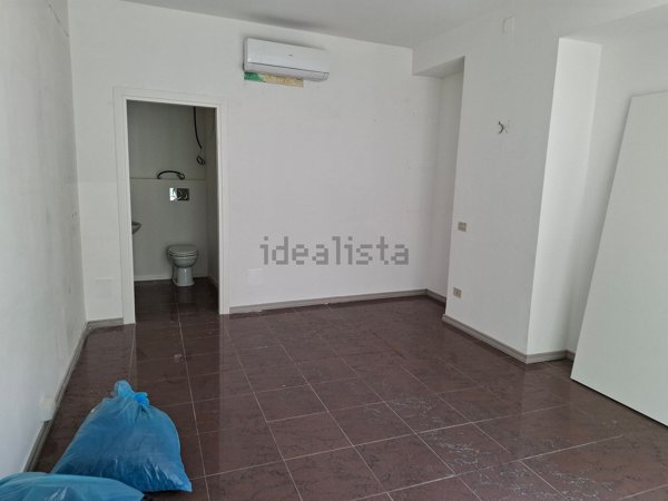 locale commerciale in vendita a Jesi
