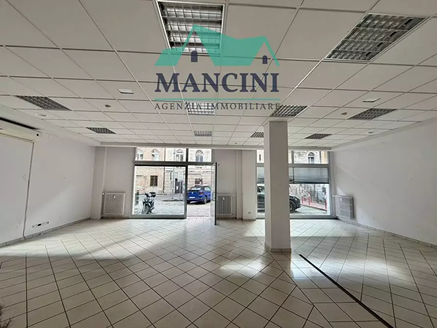 locale commerciale in vendita a Jesi