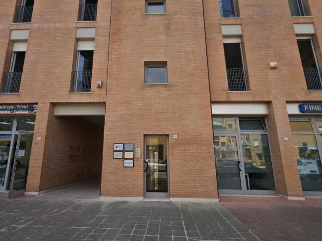 locale commerciale in vendita a Jesi